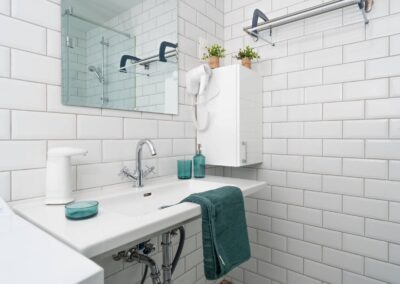 Bright modern bathroom with shower and clean amenities in in Budapest rental apartment – Astoria Loft Elite Apartment