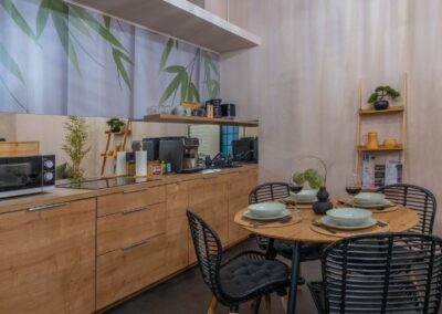 Fully equipped kitchen with wooden cabinets and dining area – Astoria Loft Elite Apartment in central Budapest